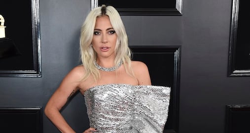 Lady Gaga delinea su silueta con vestido de transparencias
