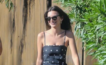 Emily Ratajkowski deslumbra con minivestido en calles de California