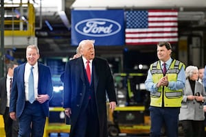 Trump pierde los estribos en fábrica de Ford: responde con gesto obsceno tras ser increpado por un trabajador. VIDEO