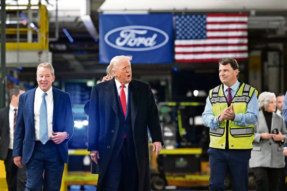 Trump pierde los estribos en fábrica de Ford: responde con gesto obsceno tras ser increpado por un trabajador. VIDEO. (Photo by Mandel NGAN / AFP)