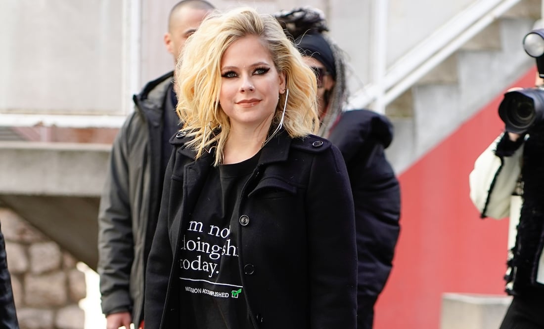 Shutterstock vía Grosby Group/ Avril Lavigne se luce con tendencia "sin pantalón"