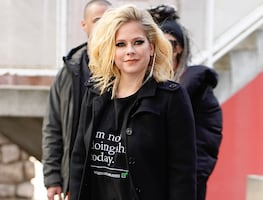 Avril Lavigne se luce con tendencia "sin pantalón" y cautiva en lencería