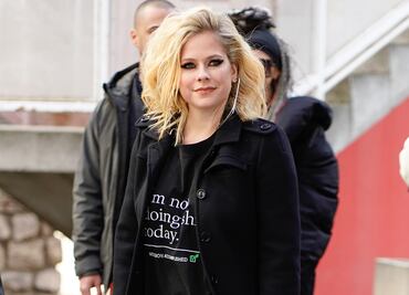 Avril Lavigne se luce con tendencia "sin pantalón" y cautiva en lencería