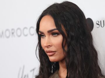 Megan Fox presume diminuta cintura con minivestido de corsé en Los Ángeles