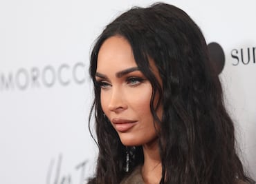 Megan Fox presume diminuta cintura con minivestido de corsé en Los Ángeles