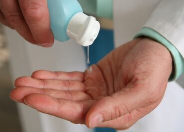 EU amplía la lista de gel antibacterial tóxico con más de 50 marcas mexicanas