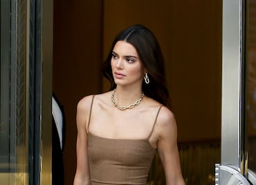 Kendall Jenner presume ‘abs’ de acero con crop top en Los Ángeles