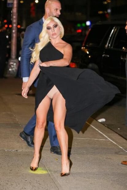 Lady Gaga sufre accidente de vestuario al estilo Marilyn Monroe en NY