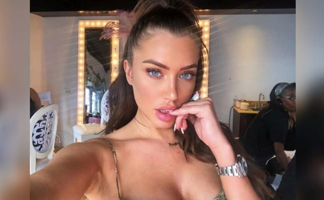 Anastasia Karanikolaou se luce con minivestido negro backless y deslumbra