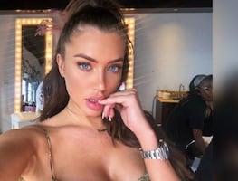 Anastasia Karanikolaou presume los resultados del gimnasio con ajustado look deportivo black and white