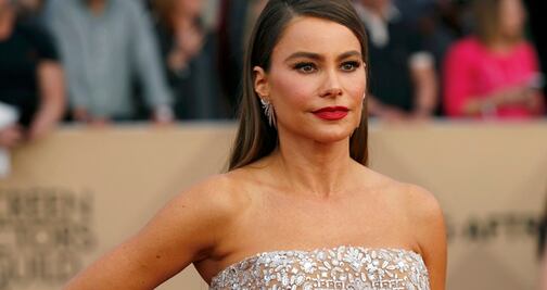 Sofía Vergara presume vestido rosa de escote en Los Ángeles