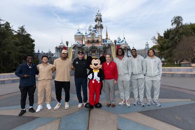 Jugadores de Michigan y Alabama visitan Disneyland antes del Rose Bowl Game