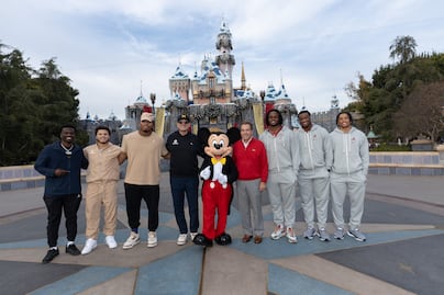 Jugadores de Michigan y Alabama visitan Disneyland antes del Rose Bowl Game