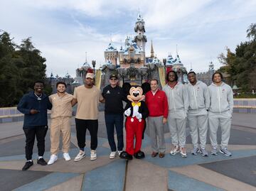 Jugadores de Michigan y Alabama visitan Disneyland antes del Rose Bowl Game
