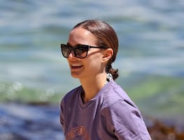 Natalie Portman luce figura tonificada con shorts en la playa