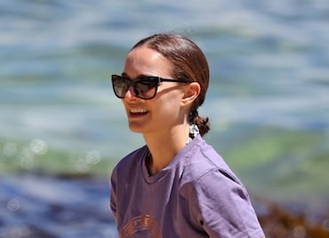 Natalie Portman luce figura tonificada con shorts en la playa