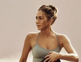 Jennifer Aniston luce bikini negro en la playa y deslumbra a los 53 años