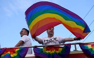 ¿Qué significan todos los colores de la bandera LGBTQ+?