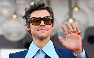 Metrobús CDMX "regaña" a Harry Styles por cruzar Reforma; el mensaje divide opiniones en redes