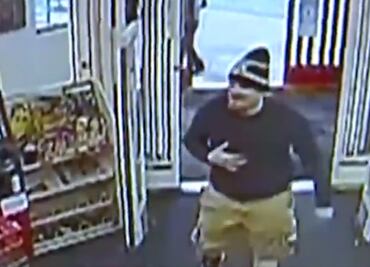 Video. Hombre finge infarto para asaltar farmacia de Massachusetts