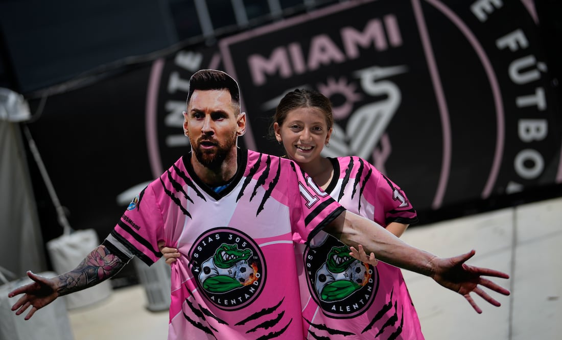 Lionel Messi llegó este martes a Miami para iniciar su aventura en la MLS con la camiseta del Inter Miam ( AP Photo/Rebecca Blackwell)