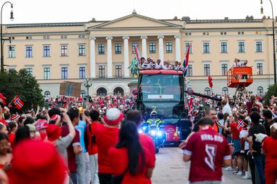 Así fue el espectacular festejo vikingo que reunió a 90 mil personas en honor a Noruega. VIDEO