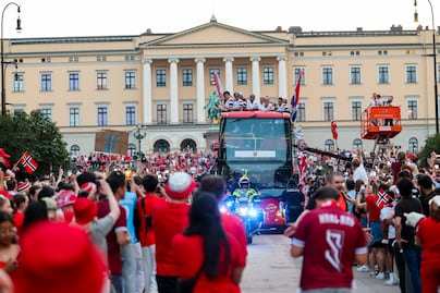 Así fue el espectacular festejo vikingo que reunió a 90 mil personas en honor a Noruega. VIDEO