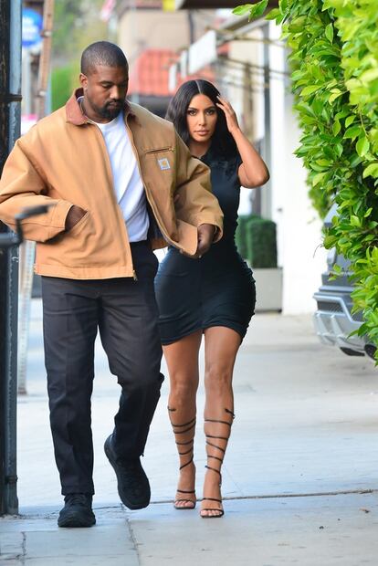 Kim Kardashian delinea su figura 'curvy' con minivestido negro 