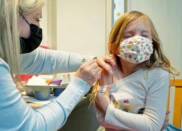 Los efectos de la vacuna de Pfizer-BioNTech para niños, según la Clínica Mayo