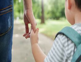 Escuelas expulsan a niños que tenían certificados de vacunación falsos hechos por enfermera en Nueva York