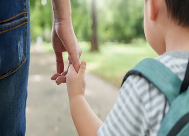 Escuelas expulsan a niños que tenían certificados de vacunación falsos hechos por enfermera en Nueva York