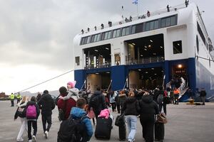 Éxodo en Santorini: Más de 7,000 personas huyen tras intensa actividad sísmica. FOTOS