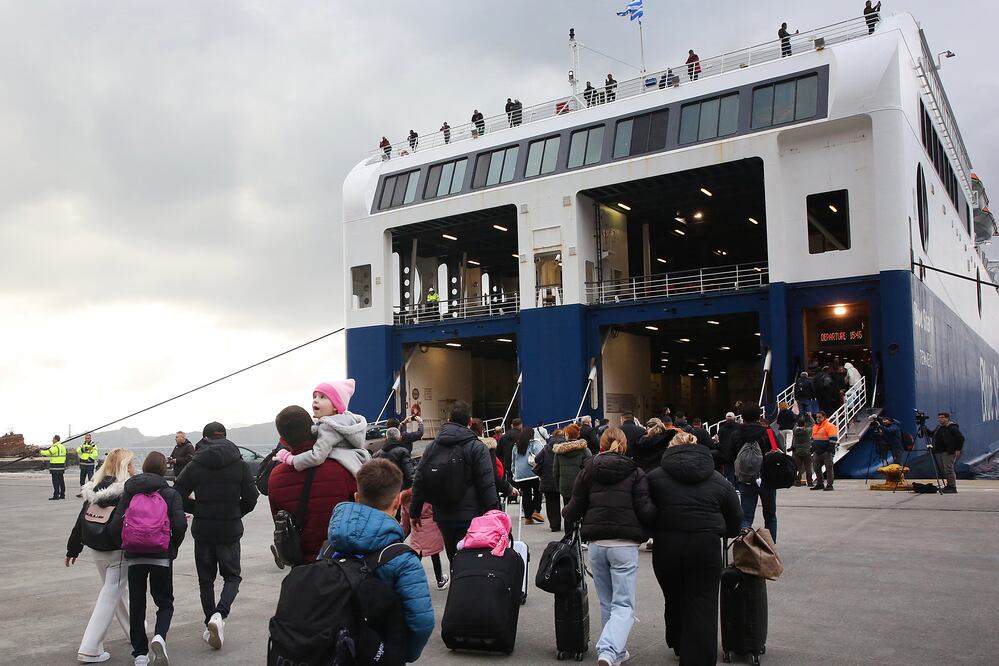 Santorini (Greece), 04/02/2025.- Residents and visitors leave the island Éxodo en Santorini: Más de 7,000 personas huyen tras intensa actividad sísmica. EFE/EPA/ORESTIS PANAGIOTOU
