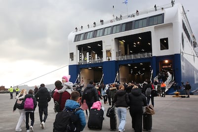 Éxodo en Santorini: Más de 7,000 personas huyen tras intensa actividad sísmica. FOTOS
