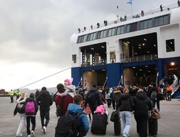 Éxodo en Santorini: Más de 7,000 personas huyen tras intensa actividad sísmica. FOTOS