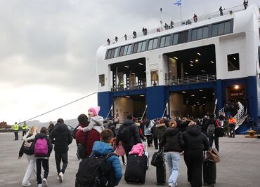 Éxodo en Santorini: Más de 7,000 personas huyen tras intensa actividad sísmica. FOTOS