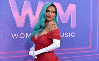 Karol G se luce con vestido de raja al estilo 'Jessica Rabbit' en los Billboard