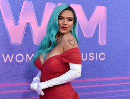 Karol G se luce con vestido de raja al estilo 'Jessica Rabbit' en los Billboard