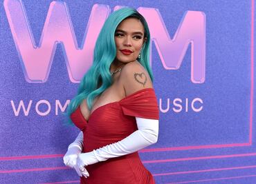 Karol G se luce con vestido de raja al estilo 'Jessica Rabbit' en los Billboard