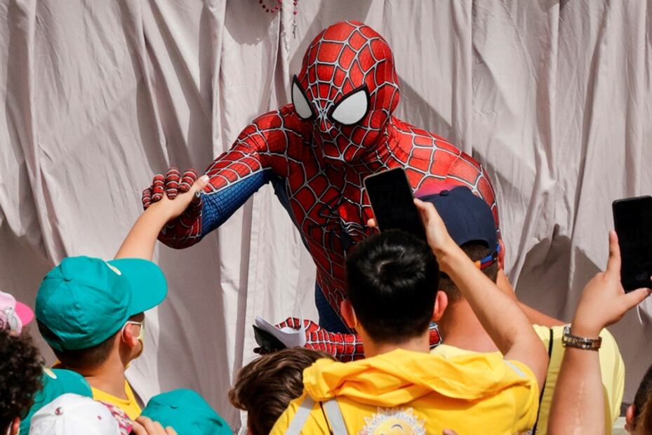 Fotos. Así fue el curioso saludo del papa a Spider-Man en el Vaticano