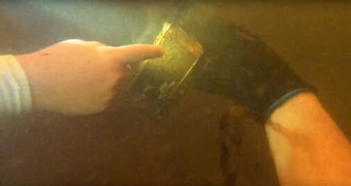 Youtuber encuentra iPhone en río de EU; cayó 15 meses antes