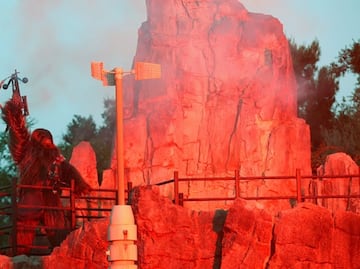 Chewbacca, Ford y Hamill lanzan sección de "Star Wars" en Disneyland