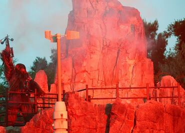 Chewbacca, Ford y Hamill lanzan sección de "Star Wars" en Disneyland