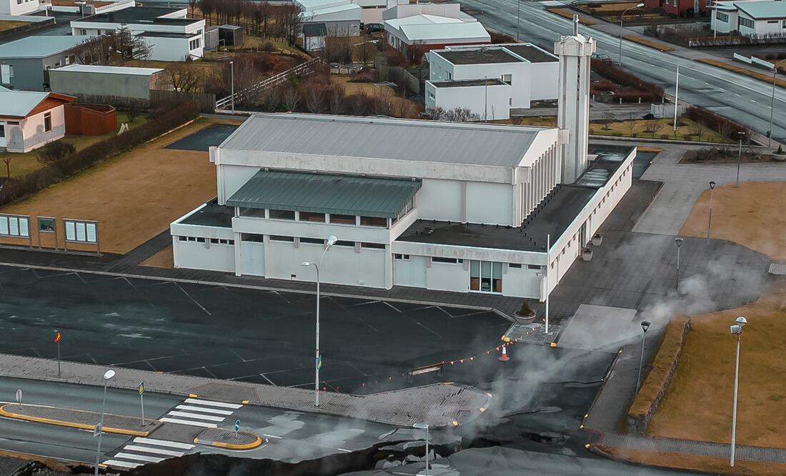 Islandia suspende el estado de emergencia por actividad sísmica en la localidad evacuada. (AP Photo/Bjorn Steinbekk)