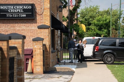 Hallan más de 50 cuerpos en descomposición en una funeraria de Chicago; autoridades investigan condiciones “deplorables”