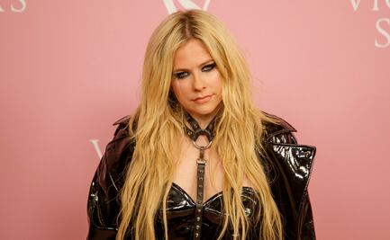 Avril Lavigne destila glamour con look estilo dominatrix en desfile de Victoria’s Secret