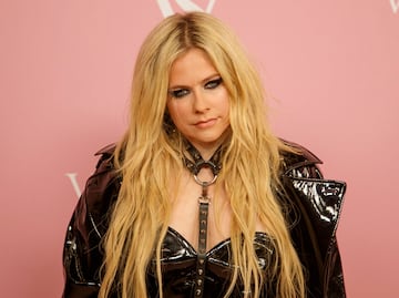 Avril Lavigne destila glamour con look estilo dominatrix en desfile de Victoria’s Secret