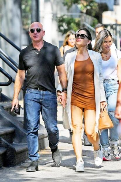 Novia de Jeff Bezos se luce en minivestido durante cita romántica