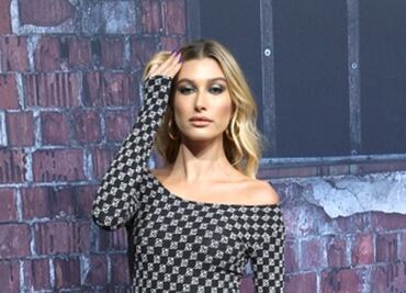 El ajustado vestido con el que Hailey Bieber arrasó en California