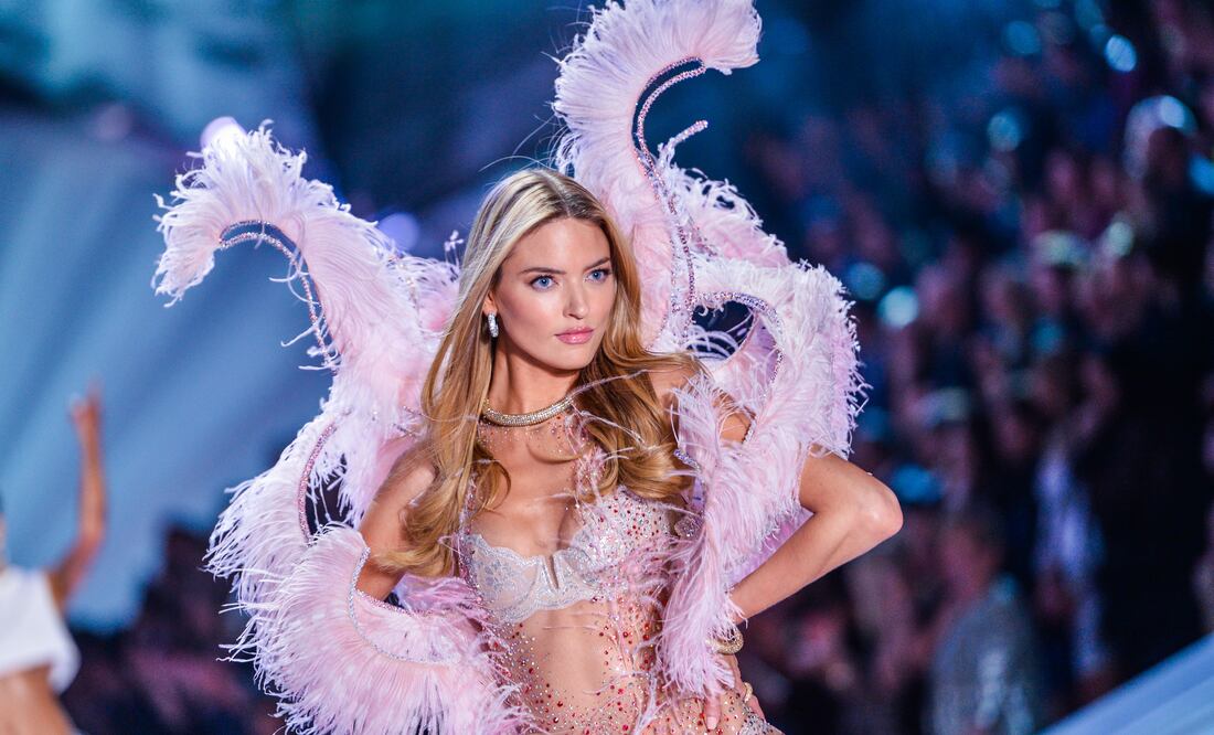 Modelo de Victoria’s Secret se quita el bra y posa en glamurosa sesión fotográfica. Foto: Sipa vía Grosby